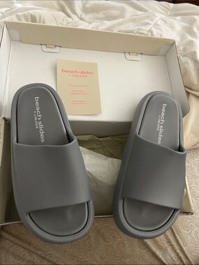 J/SLIDES $89 retail Gray Beach Slides Minimal Slip-On Sandals